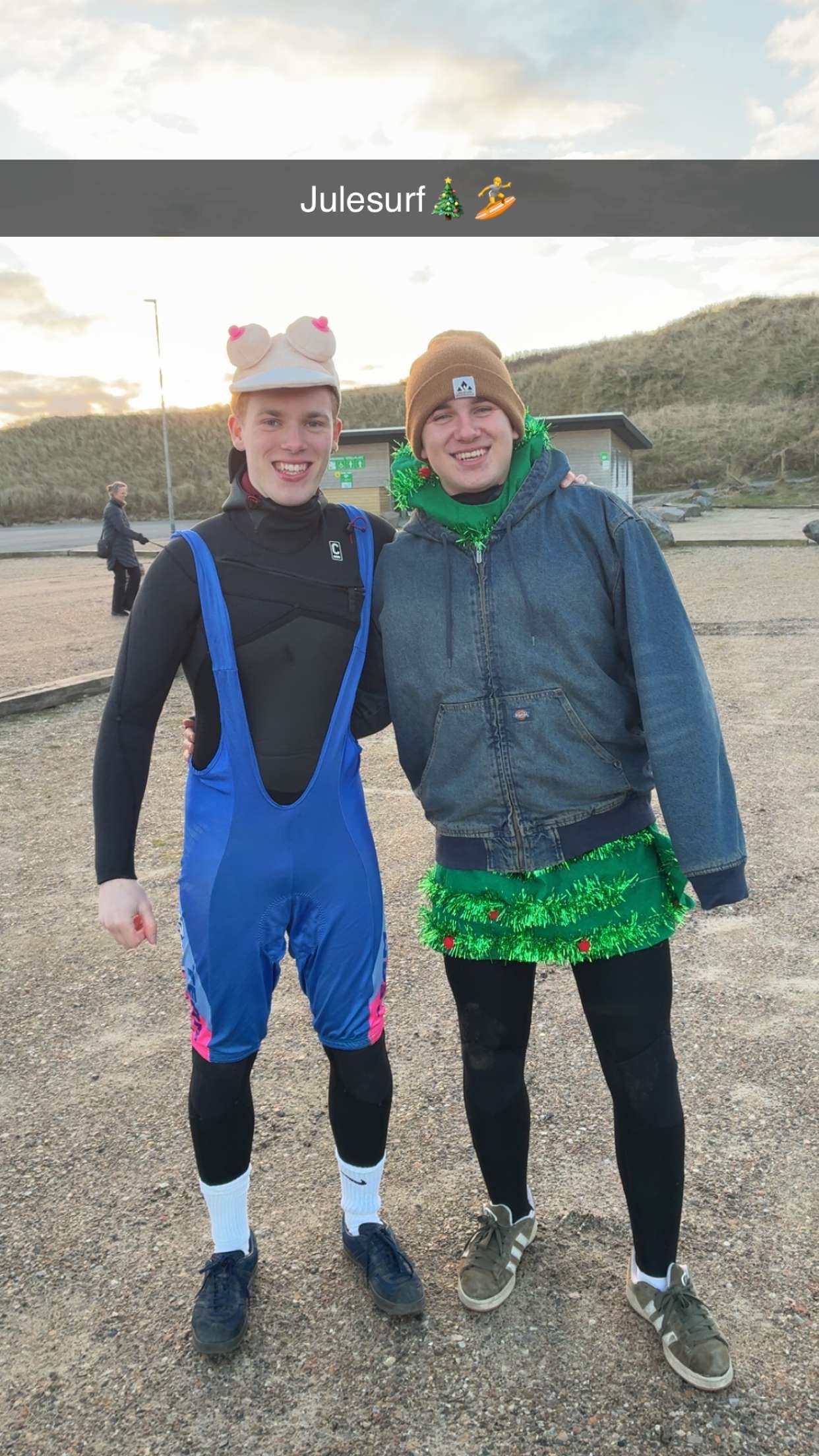 Robert og Lauge klipper en kunde